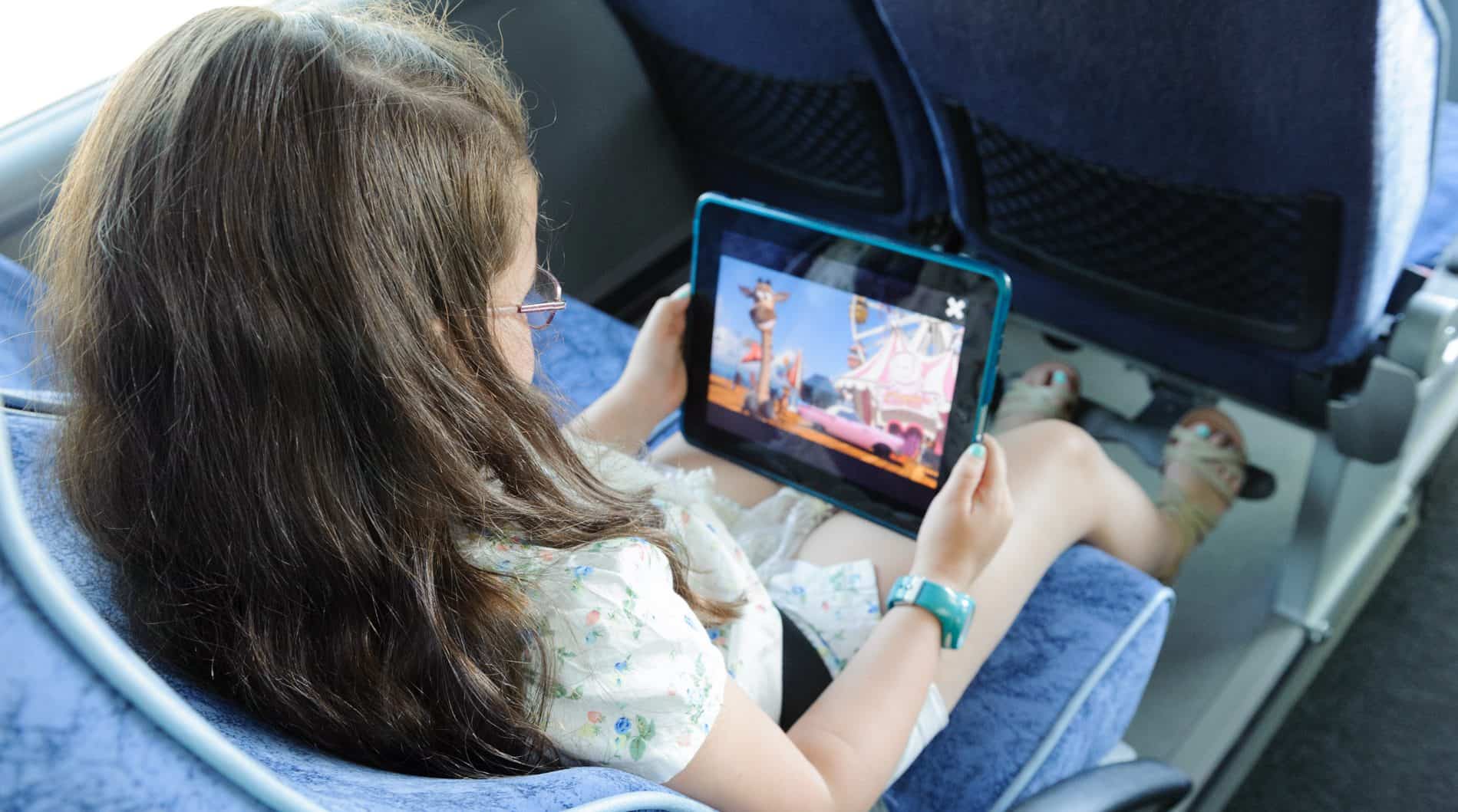 Niña viajando en autobus